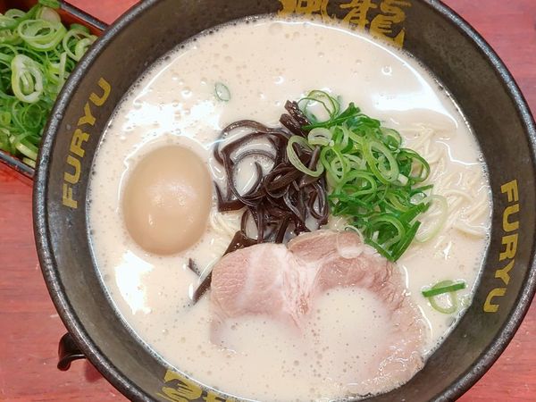「半熟玉子＆ねぎとんこつラーメン」@とんこつラーメン 博多風龍 渋谷店の写真