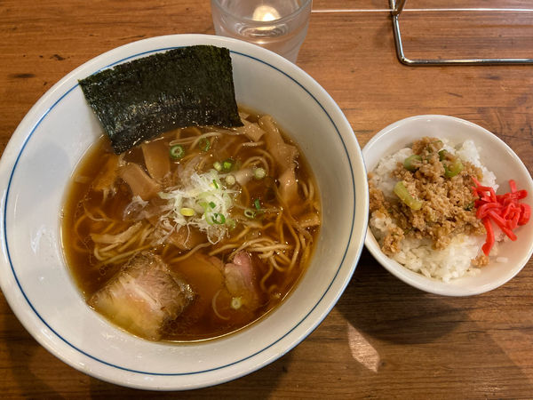 「醤油らーめん800円(＋鶏そぼろご飯150円)」@麺処 びぎ屋の写真