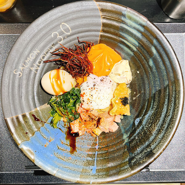 「汁なしサーモン＋味玉」@サーモンnoodle3.0の写真