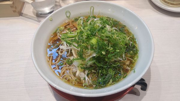 「ねぎ醤油ラーメン¥950+玉葱サラダ+ハートランド生+日本酒」@柳麺 呉田-goden-の写真