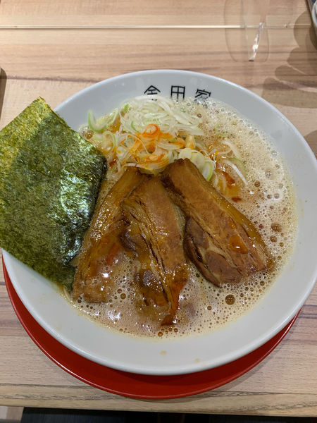 「辛味噌角煮ラーメン」@黒豚とんこつ 金田家 なんばラーメン一座店の写真