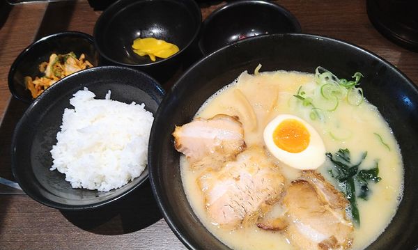 「白湯ラーメン、ご飯・キムチ・柴漬け・たくわん」@らーめん本郷亭 名駅店の写真