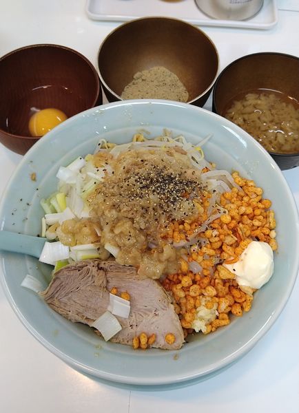 「汁なし+魚粉､赤揚げ玉(裏)､生卵」@麺屋 顎で喰らえの写真