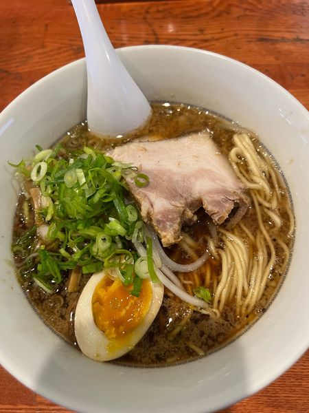 「溜まり醤油イナブラックラーメン」@麺屋二八の写真