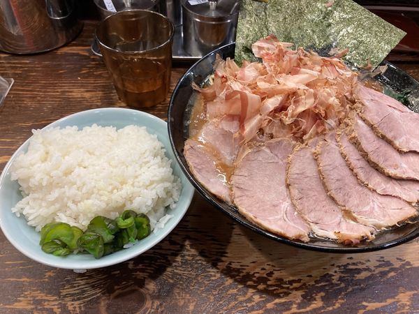 「チャーシュー麺大(カタメコイメオオメ)+花かつお+無限ライス」@らーめん武道家 口の写真