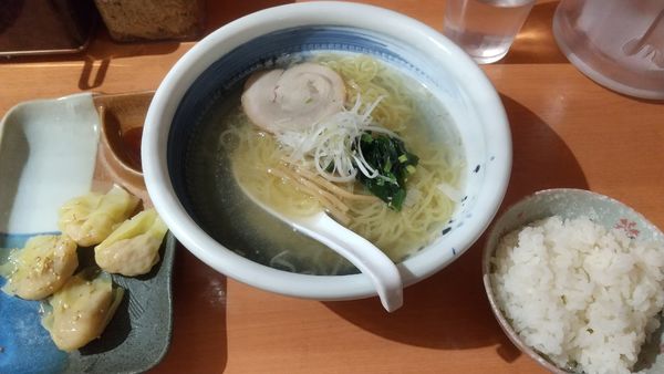 「俺流ランチ（あっさり、海老皿ワンタン、小ライス）890円」@俺流塩らーめん 中目黒駅前店の写真