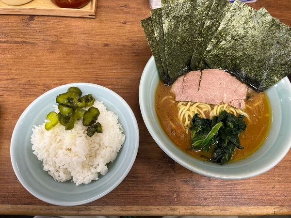 「ラーメン海苔増し硬め濃いめ、無料ライス」@二代目 英吉家の写真