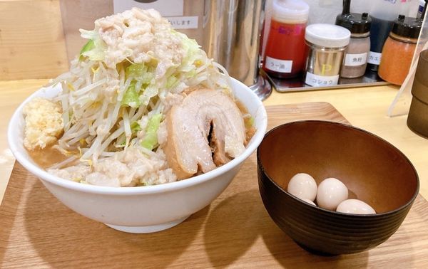 「ラーメン中盛(しょうゆ)ﾔｻｲﾆﾝﾆｸｱﾌﾞﾗ＋うずら5個」@らーめん おうかの写真
