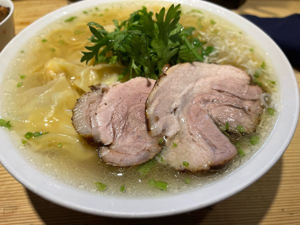「海老ワンタン塩らー麺」@横濱元町 本丸亭 横浜店の写真
