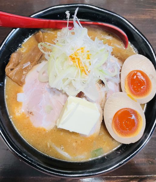 「味卵辛味噌チャーシュー麺+バター 1340円」@麺処 花田 池袋店の写真