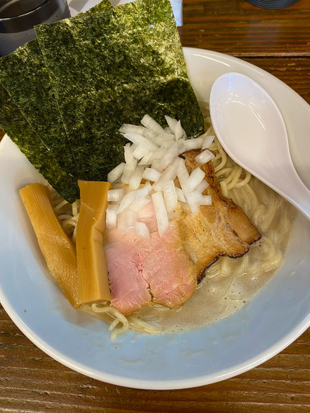 「塩らーめん800円➕大盛100円➕麺固め」@濃厚鶏らーめんゴッチの写真