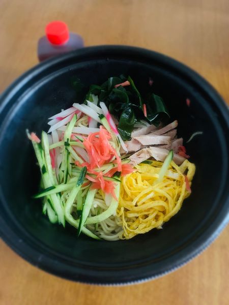 「冷し中華（持帰り￥600＋容器代￥50）」@肉厚わんたん麺と手作り焼売 ら麺亭 浅草支店の写真