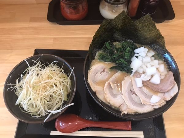 「中盛しょうゆ　ほうれん草　ネギライス」@熟成豚骨ラーメン そだしの写真