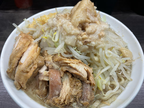 「小豚　全マシ＋カラメ」@ラーメンピースの写真
