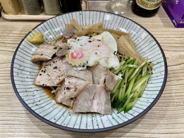 「サッポロ赤星＋まかない焼豚→冷しチャーシューメン＋メンマ他」@らーめん 高尾の写真