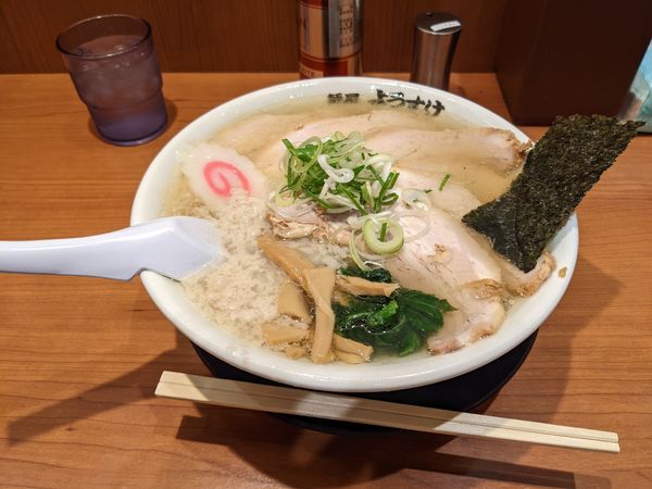 「塩らーめん+チャーシュー」@麺屋 ようすけ 東京ラーメンストリート店の写真
