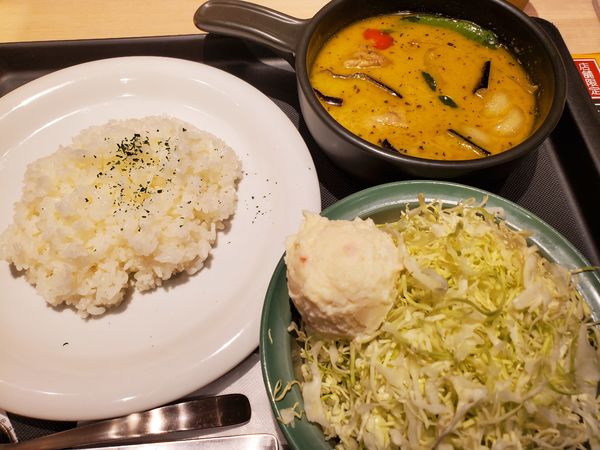 「グリーンカレー 少なめ・ポテキャベ」@松のや 伊勢佐木町店の写真