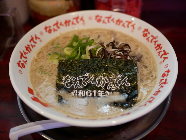 「ラーメン こってり＋粉落とし」@なんでんかんでん 西新宿店の写真
