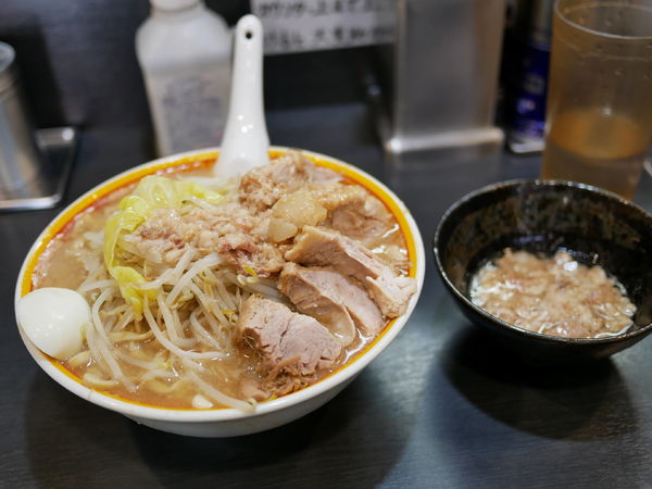 「ラーメン(豚2枚・半玉子) ＋アブラ増し」@えどもんどの写真
