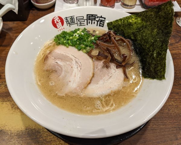「白とんこつらーめん」@元祖 麺屋 原宿 名古屋金山店の写真