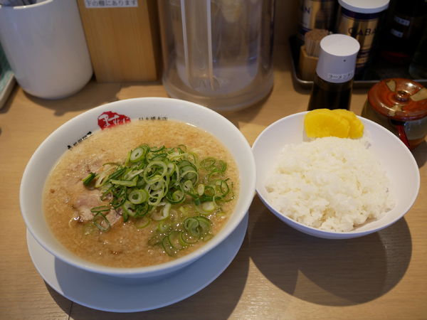 「ラーメン 麺30秒硬め＋脂多め＋セルフ辛め＋セルフ唐辛子多め」@京都銀閣寺 ますたにラーメン 日本橋本店の写真