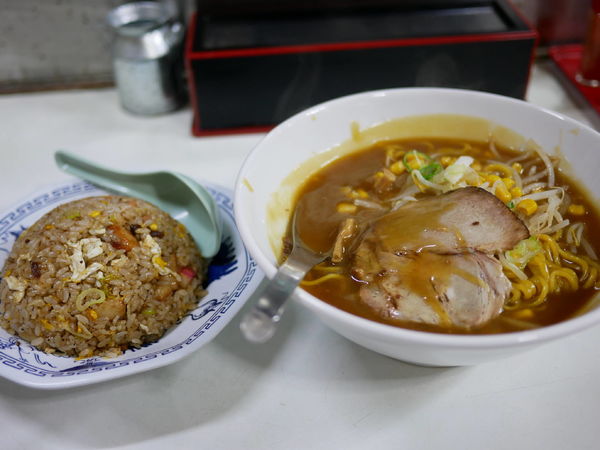 「カレーラーメン 麺硬め＋ニンニク半チャーハン」@ごきげんラーメンの写真