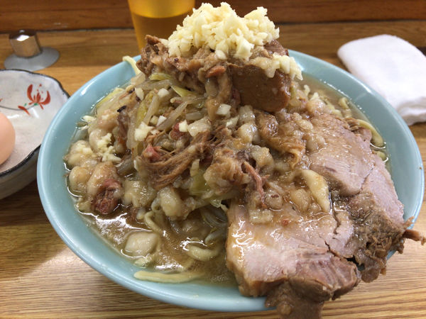 「ラーメン(ヤサイチョイマシ、ニンニク、アブラ)+生玉子 900円」@ラーメン そらの写真