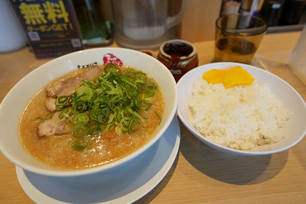 「ラーメン 並 麺硬め30秒＋脂多め＋セルフ辛いの多め＋セルフ」@京都銀閣寺 ますたにラーメン 室町店の写真
