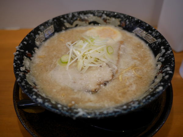 「こってりらーめん 麺硬め＋味濃いめ＋背脂多め＋ニンニク多め」@らーめん 平太周 神保町店の写真