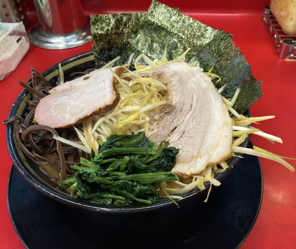 「ネギラーメン白＋きくらげ＋豚トロ」@IEKEI_TOKYO 王道家直系の写真