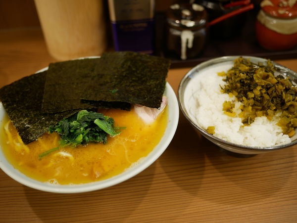 「ラーメン 並 麺硬め＋味濃いめ＋油多め＋ライス」@家系らーめん 武将家 外伝の写真