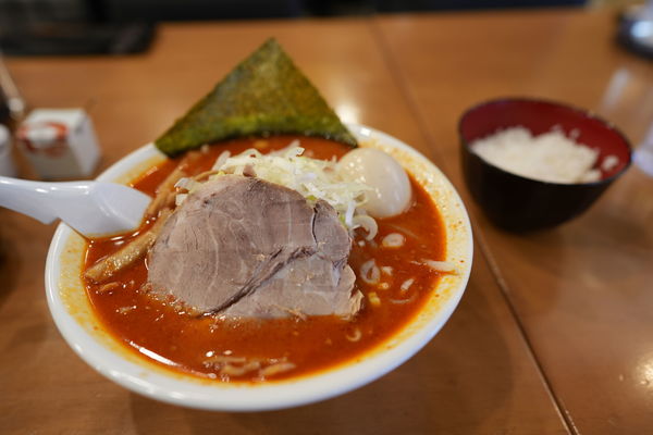 「からじゃんラーメン 中辛＋サービス味玉＋サービス半ライス」@北海道ラーメン 荒川みそ大将の写真