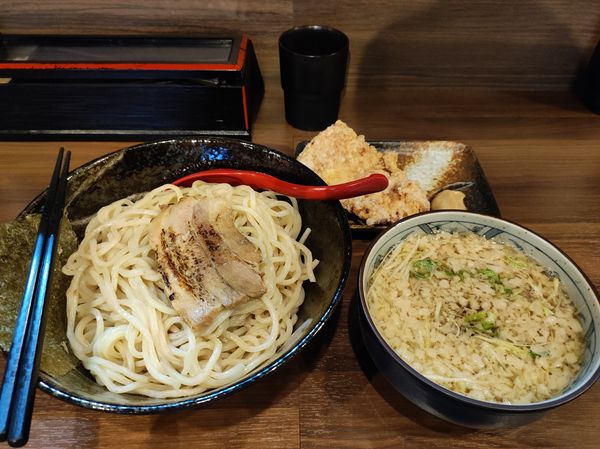 「つけめん鶏和牛（中盛）　王様の唐揚」@麺屋 八頭龍 バイパス店の写真