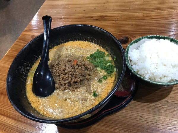 「坦々麺890円　ライス110円」@豆でっぽうの写真