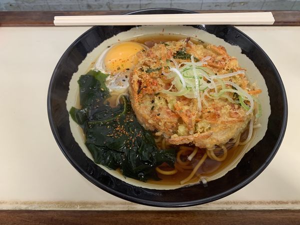 「スペシャルそば 470円」@立食い そば処 JR北千住駅2・3番線ホーム店の写真