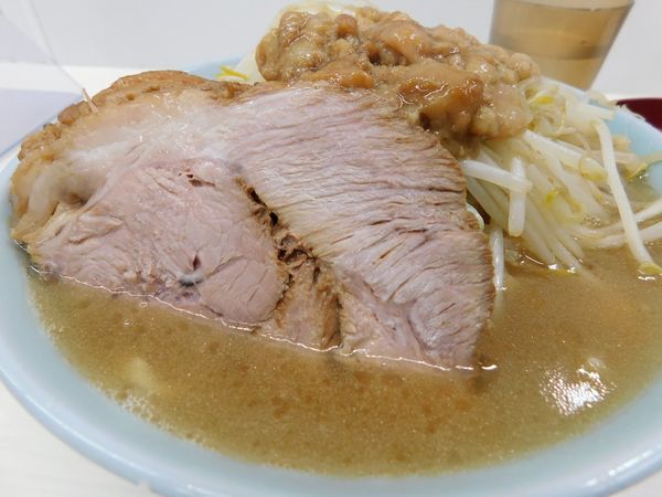 「ラーメン豚１枚ヤサイニンニクアブラ￥８５０」@俺の生きる道 柏店の写真