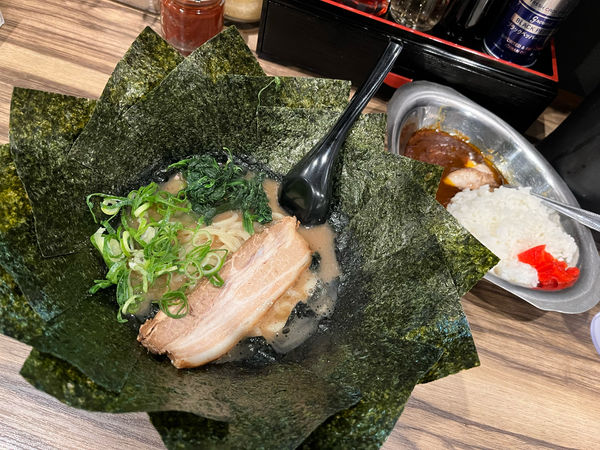 「ラーメン¥750+のり¥100  ミニカレー¥300」@横浜家系ラーメン まる金 石川家の写真