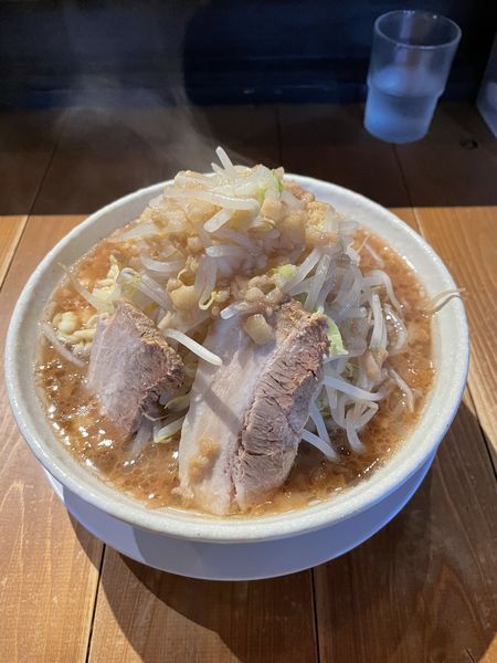 「ラーメン小200g790円（野菜マシ脂マシ）」@ラーメン豚珍の写真