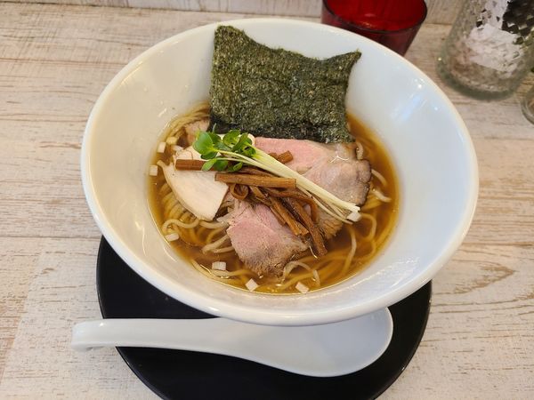 「醤油ラーメン+大盛」@らーめん 羊と狼の写真