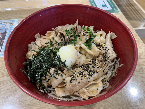 「辛肉温玉混ぜそば」@出汁うどん沼津そば さかい庵の写真