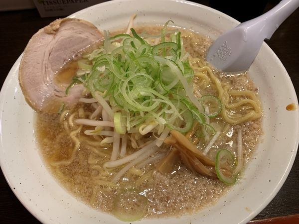 「しょうゆらーめん（サービス麺中盛・背脂普通）」@こってりらーめん せきやけ 水道橋店の写真