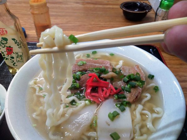 「ランチ  沖縄そば + 半ライス　¥800」@沖縄食堂 つた家の写真