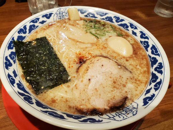 「亀王ラーメン昔味黒とろ玉入り820円」@九州ラーメン亀王 堂島店の写真