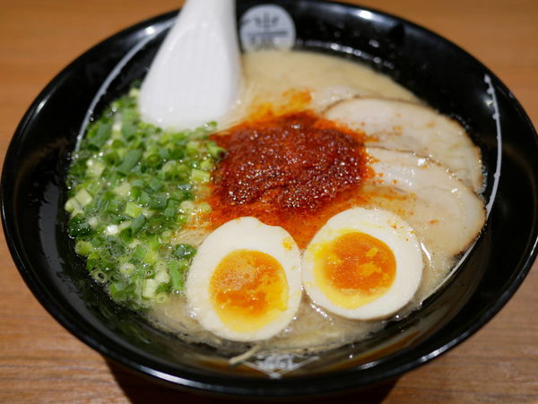 「味玉ラーメン 麺超硬め＋油多め＋にんにく＋ねぎ＋大辛」@中蘭 有楽町本店の写真