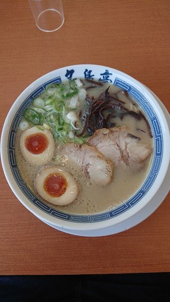 「煮玉子豚骨ラーメン」@名島亭の写真
