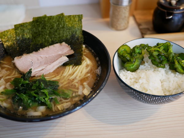 「ラーメン 並盛 麺硬め＋味濃いめ＋油多め＋サービスライス」@麺家 千祥の写真