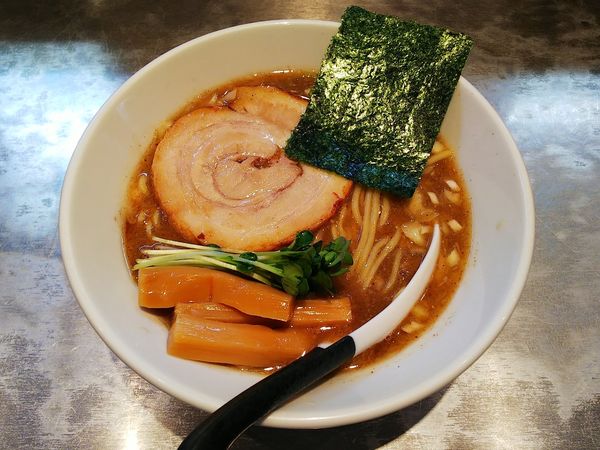 「やまらぁ（醤油らぁ麺）」@麺 やまらぁの写真