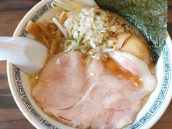 「背脂醤油ラーメン（太麺）」@稲荷屋の写真