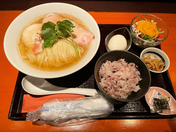 「真鯛清湯そば＋塩煮卵＋御飯」@週末麺処 らくらひとしなの写真
