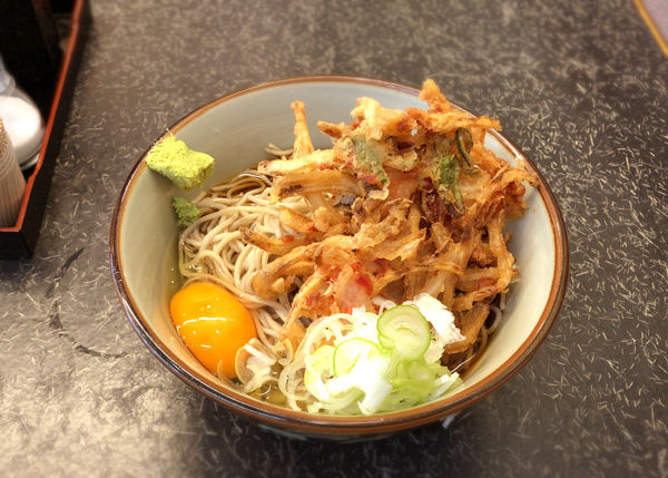 「冷やしかき揚げそば(470円)」@文殊 亀戸店の写真